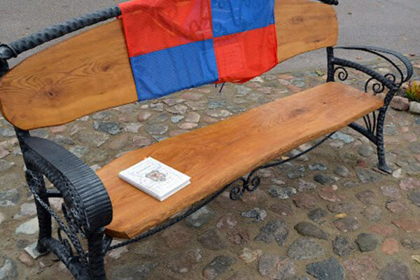 Krašto šviesuoliui pagerbti – atminimo suolelis