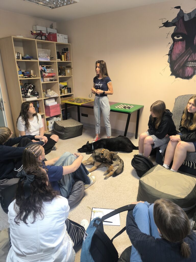 Centre – aktorė keturkojų apsupty