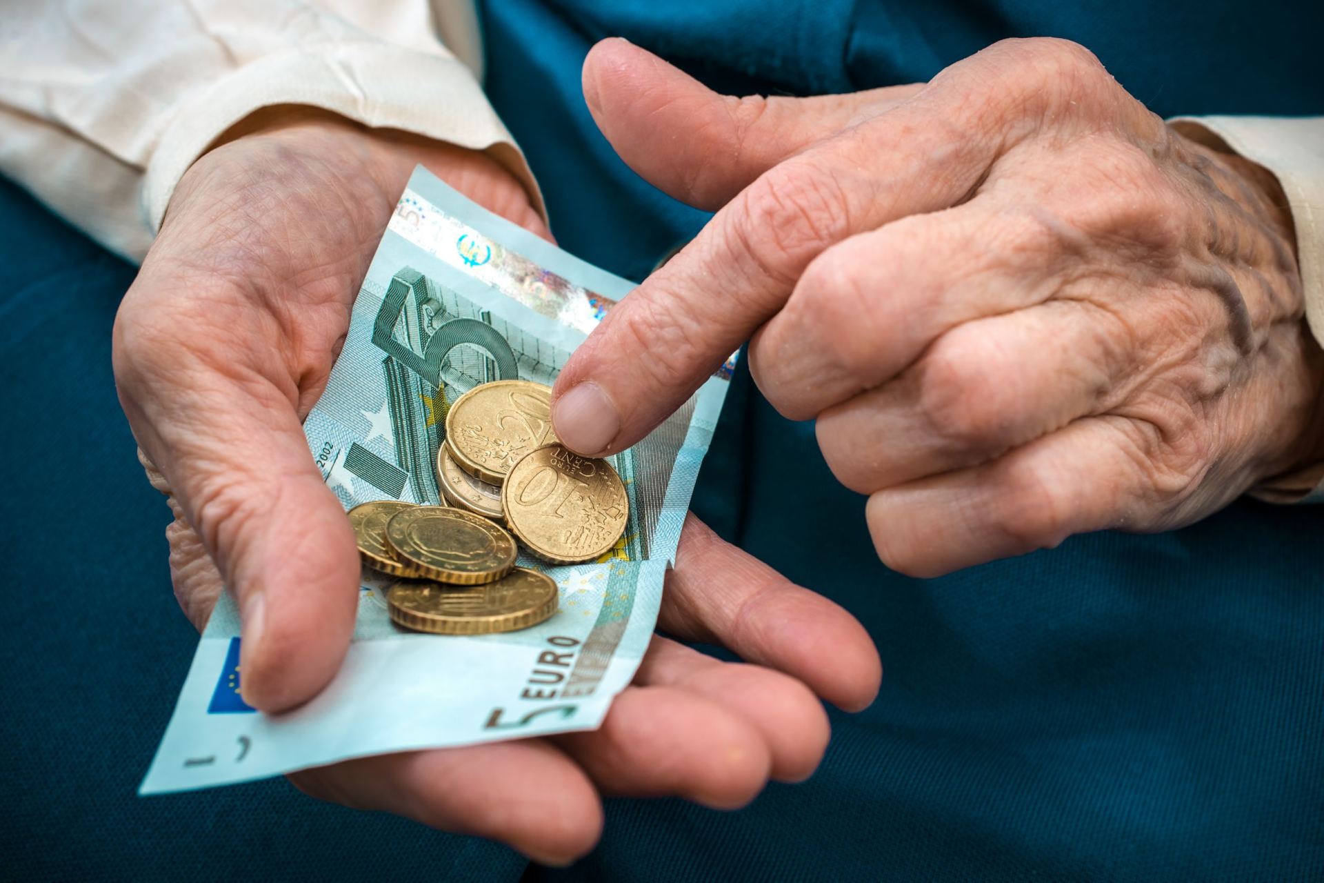 Pinigai šiandien, skurdi senatvė rytoj? - Ar tikrai pinigų atsiėmimas iš antros pakopos yra bilietas į pensininkų vargą