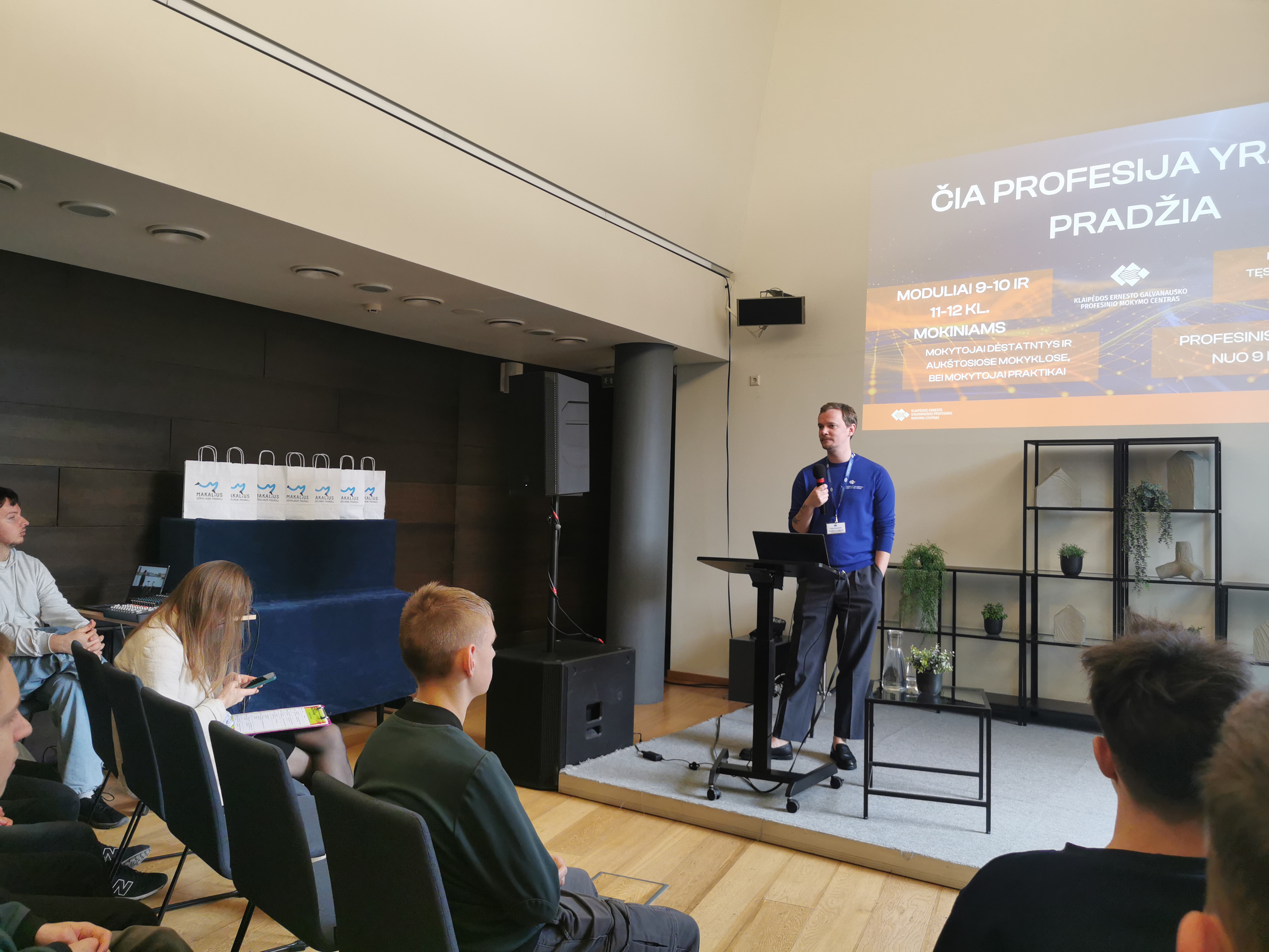 Jaunimas užplūdo biblioteką