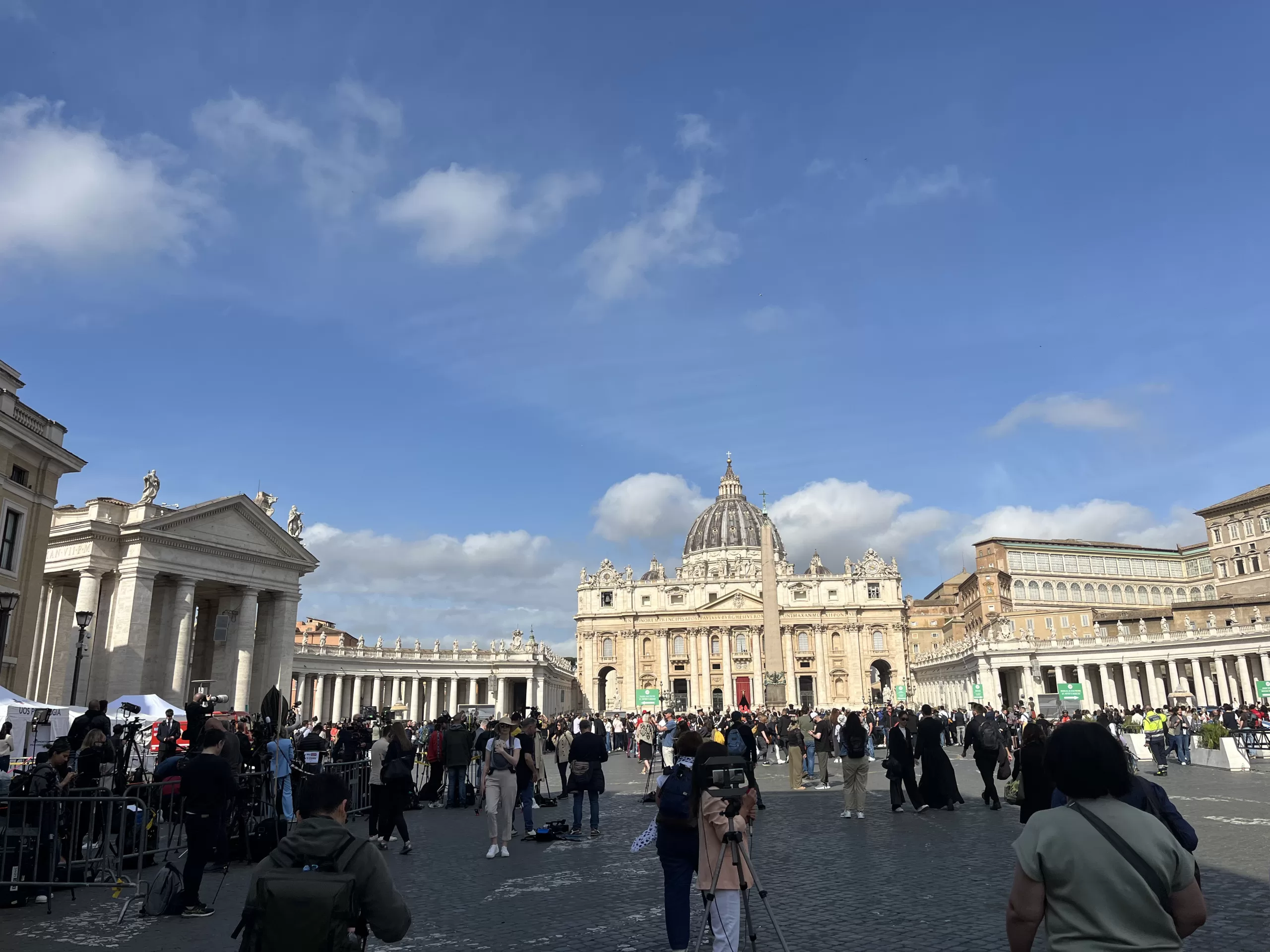 „Pasiruošę suprakaituoti ir dulkių nebijome“: atsisveikinti su Pranciškumi į Vatikaną atvyko ir Lietuvos piligrimai