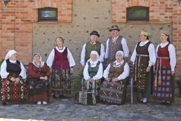 Išlydėta vadovė, vedusi folkloro takais