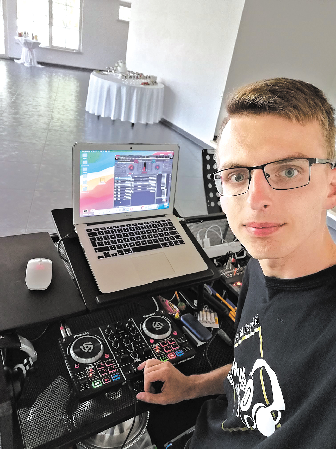 Muzika, įveikusi negalią: vaikinas prie didžėjaus pulto jaučiasi kaip žuvis vandenyje