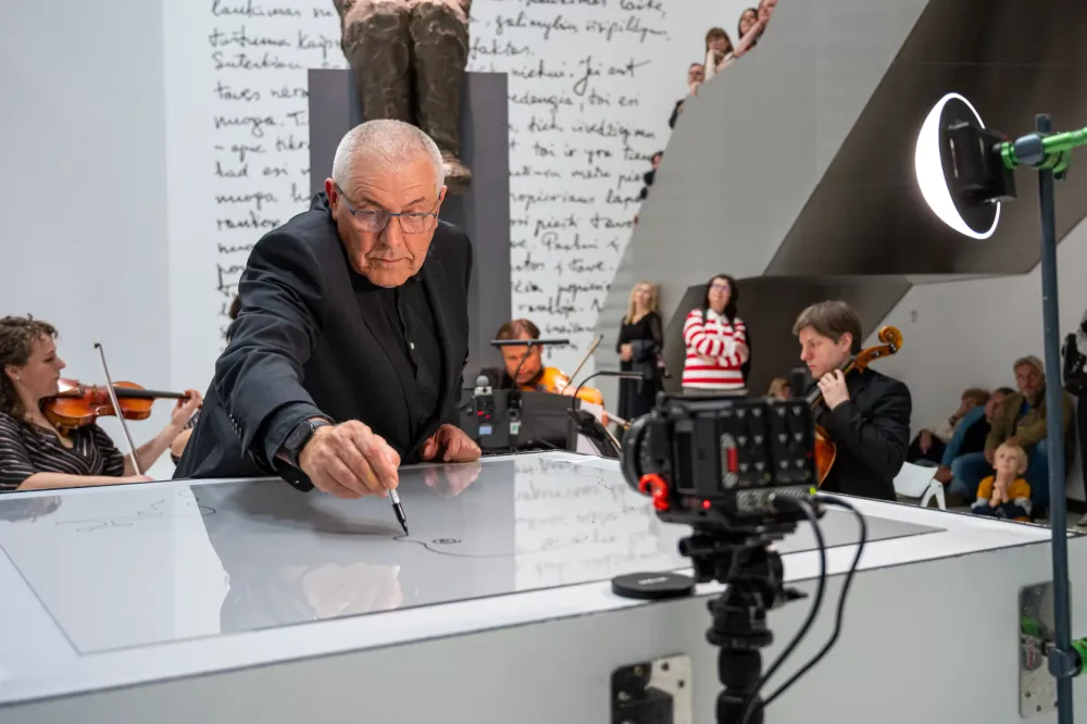 Atidaryta S. Eidrigevičiaus paroda „Hommage à Čiurlionis“: pasaka, atvedusi į meno pasaulį