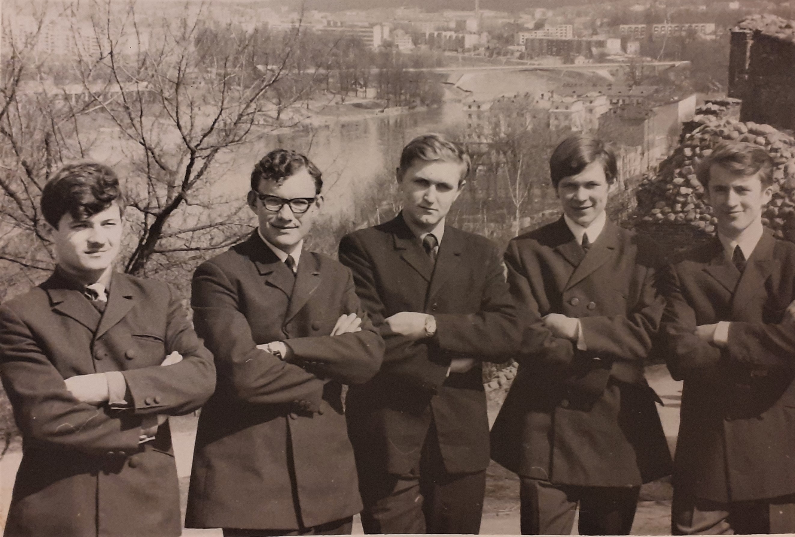 Kelios prisiminimų nuotrupos apie poetą Petrą Tinginį