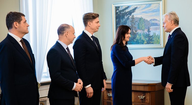 Laukia nauja sąmokslo teorijų banga? Ekspertai paaiškina, kaip veikiama politikoje