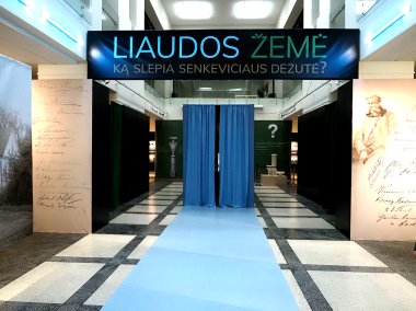 Brangi Nobelio premijos laureato dėžutė – už mėlynų užuolaidų