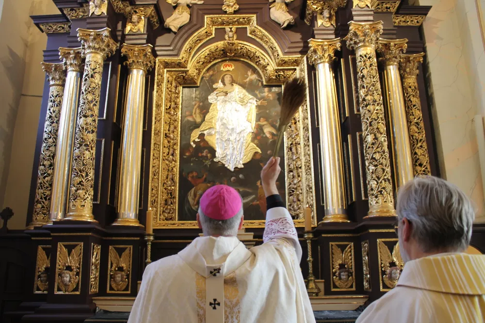 Toks, kokį menininkas norėjo matyti: nauja spalva atgimė seniausias Kauno arkikatedros altorius