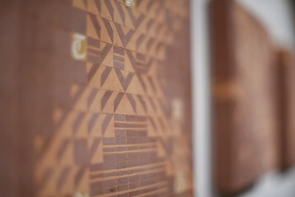 Mirę žodžiai atgijo keramikos kūriniuose