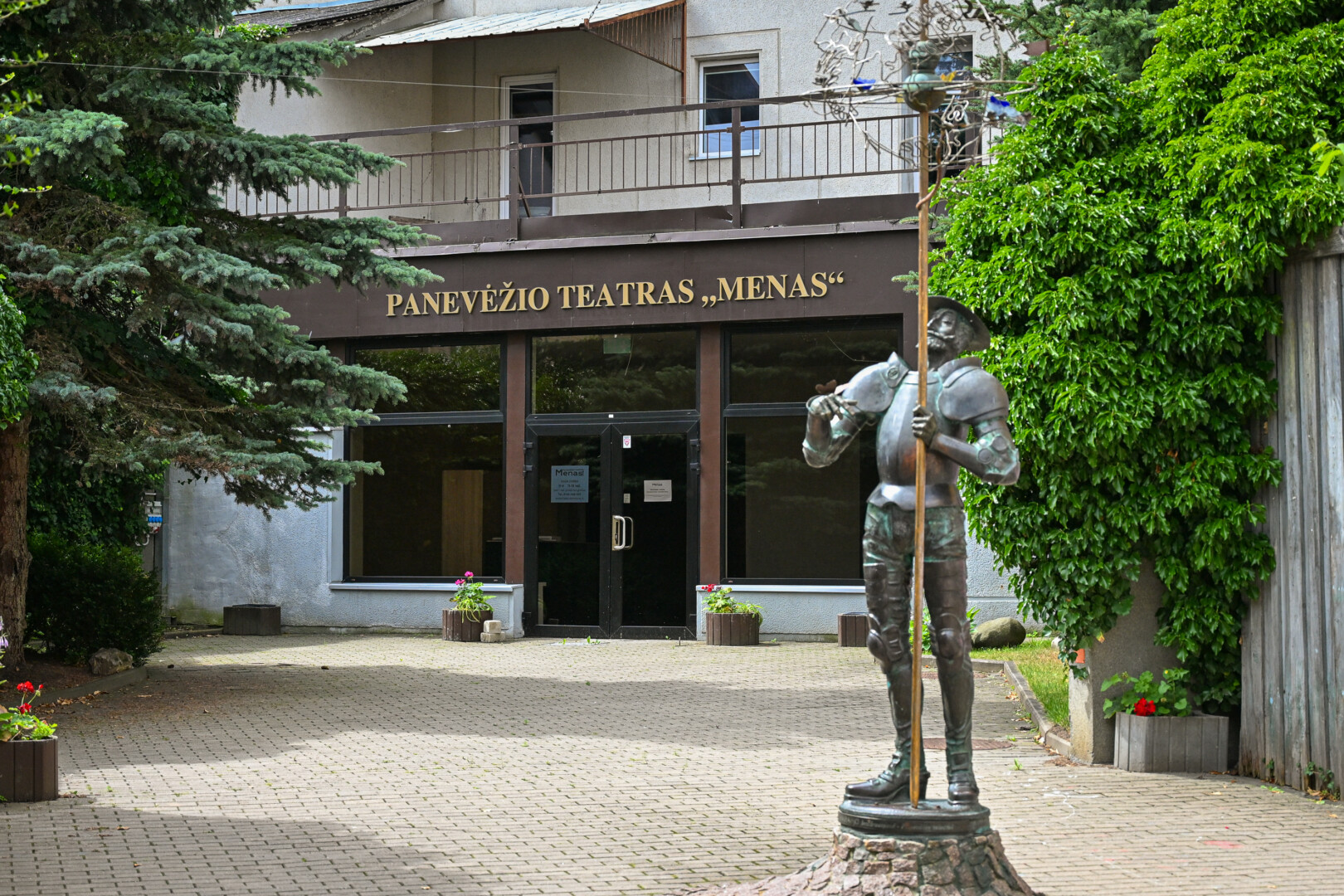 Teatro „Menas“ scenoje – apie bulves ir metafiziką