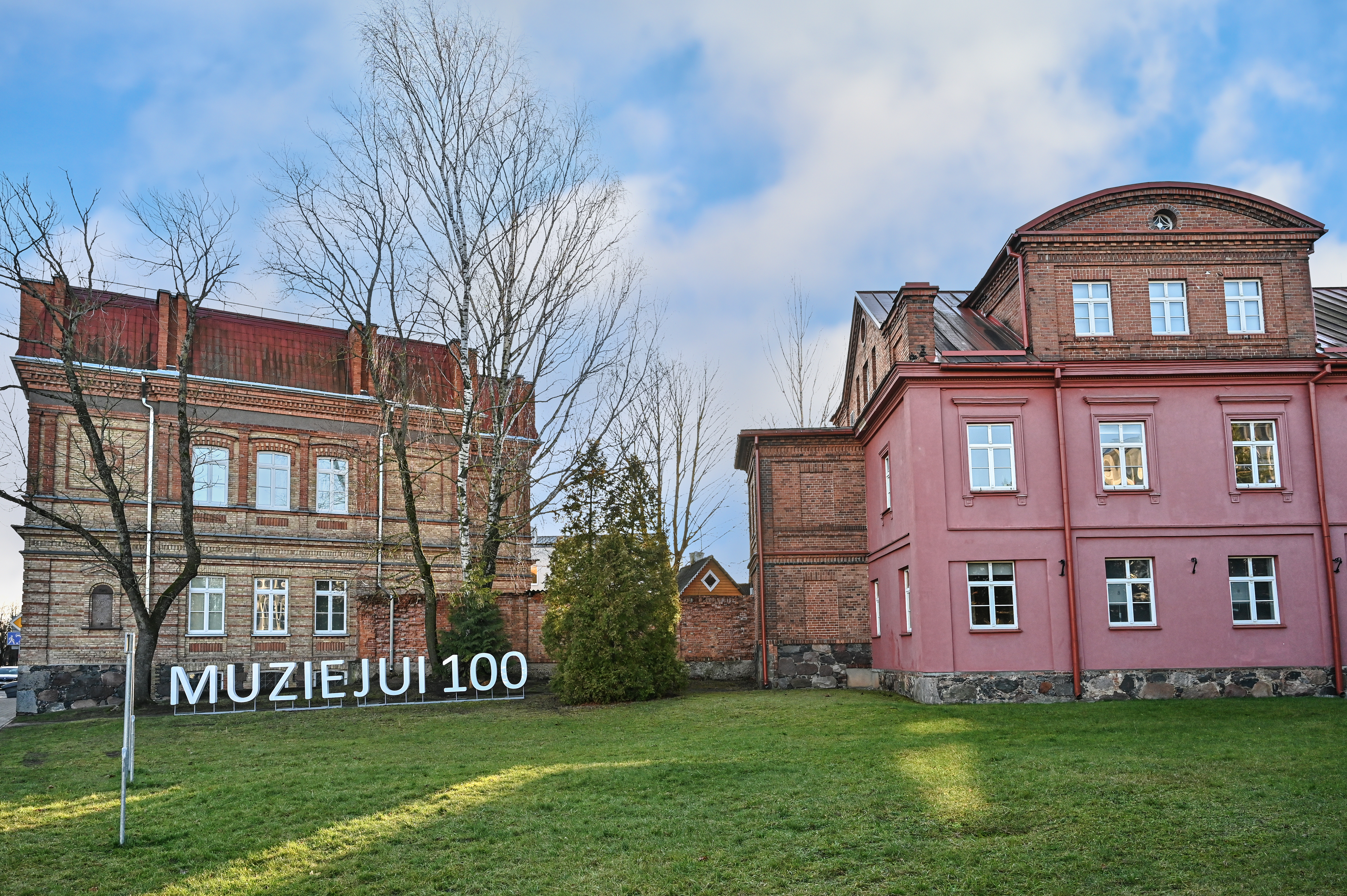 Tarp praeities ir ateities. Panevėžio kraštotyros muziejui - 100