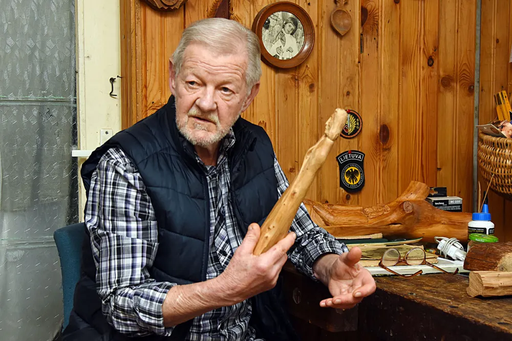 Tau­to­dai­li­nin­kas, ku­rio ran­kos kve­pia ka­da­giu