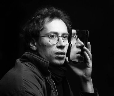 Kai pilki siluetai eina nepakeldami galvų