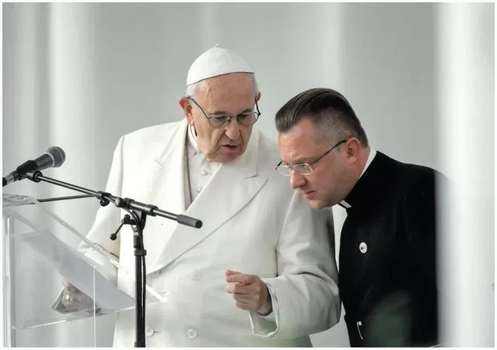 Kunigas M. Šlaustas prisimena pirmąjį susitikimą su popiežiumi Pranciškumi ir jo vizitą Lietuvoje: iš pradžių jis paklausė, ar esu laimingas