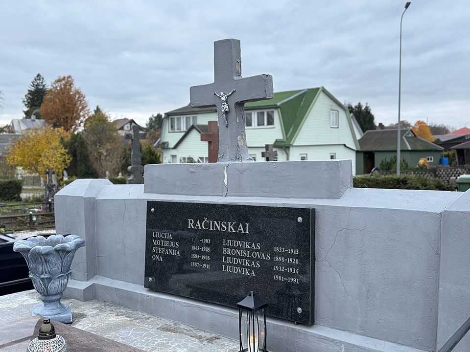 Šilalės miesto kapinės: šviesos tamsoje