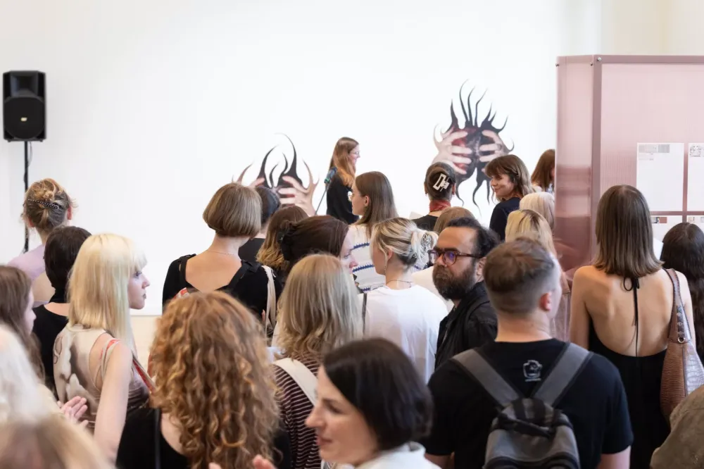 Šiuolaikinio meno paroda „miela, gražu, žavu / Cuuute!!!“: scena jauniesiems menininkams ir prieštaringo mielumo tyrinėjimas