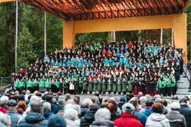 Kai daina nutyla, čiulba paukščiai