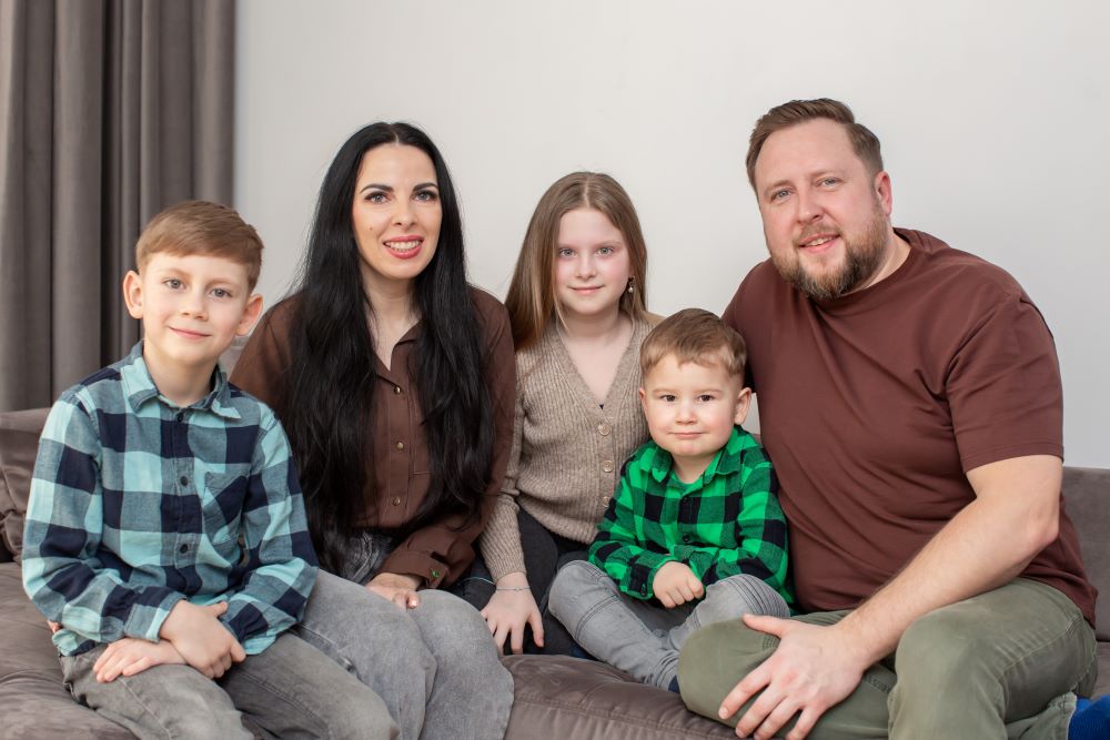 Tris vaikus įvaikinusi šeima: „Įsivaikinti žmonės bijo dėl ligų, bet juk ir gimdymas yra loterija“