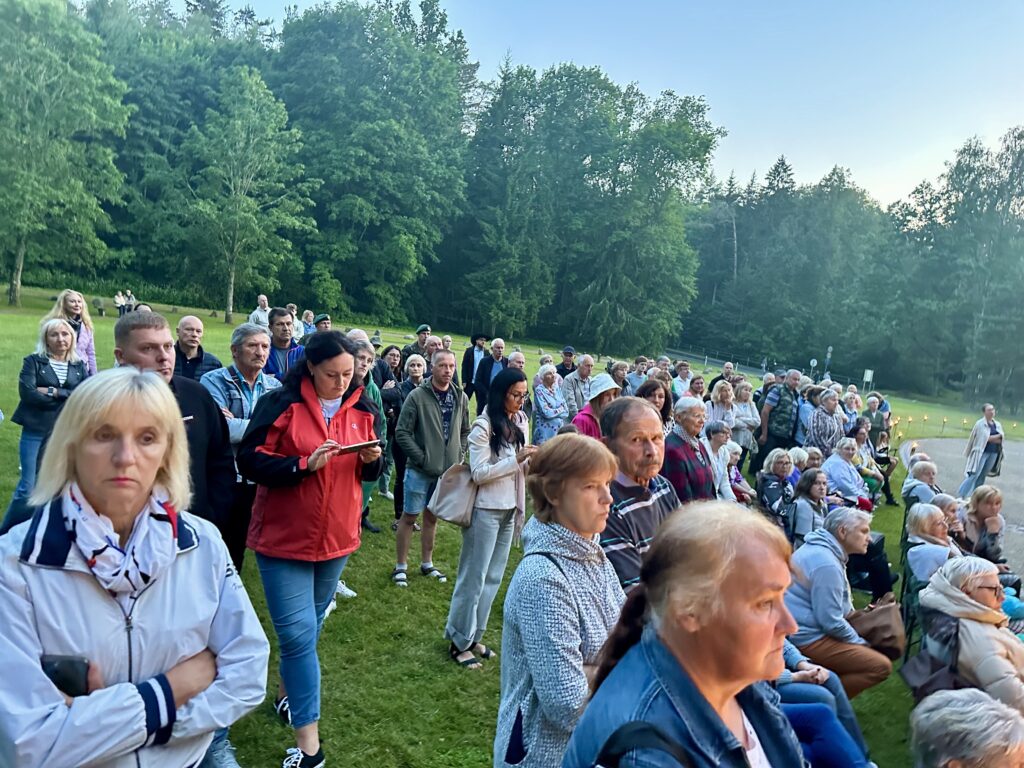 Tradiciškai Anykščių šilelyje pagerbti Steponas Darius ir Stasys Girėnas