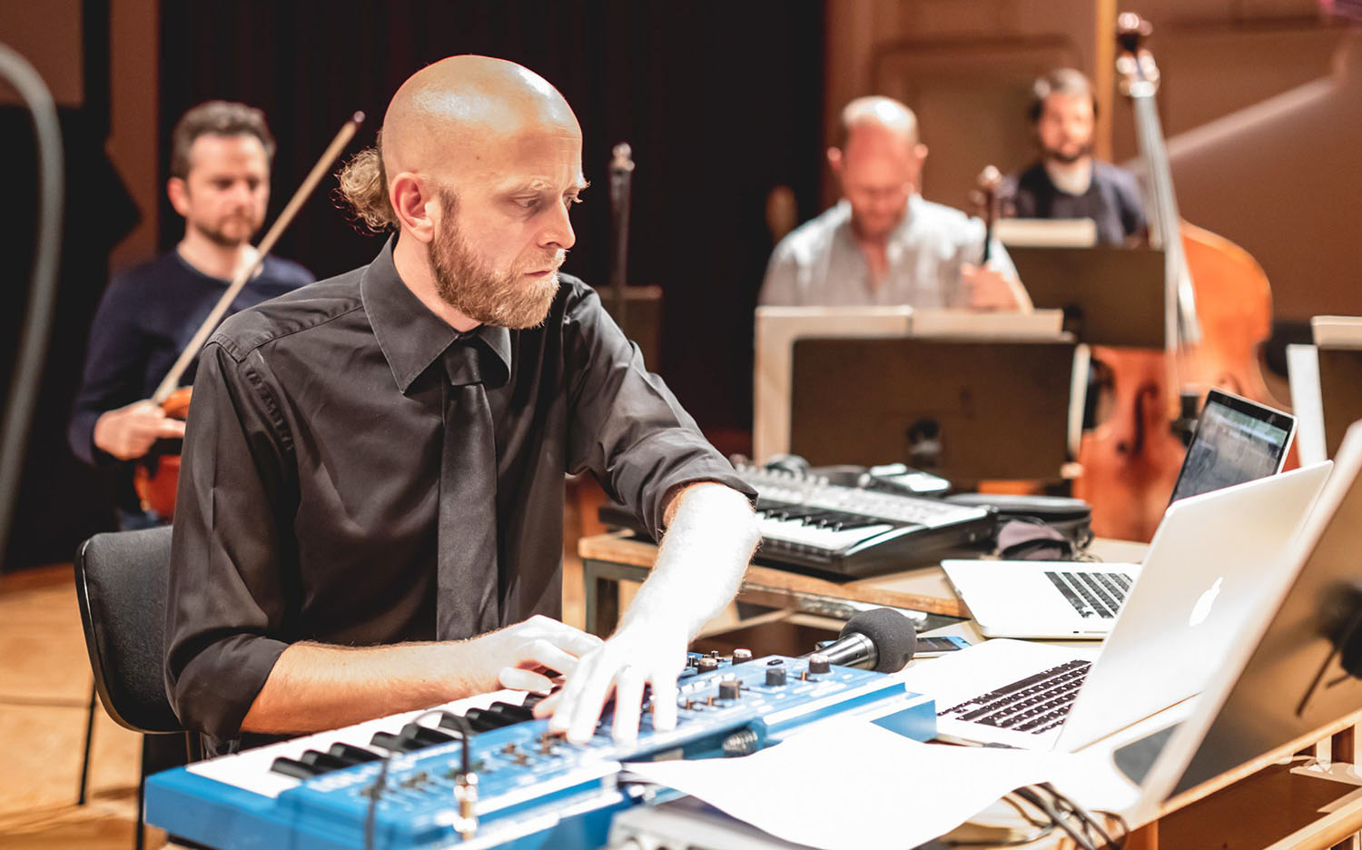 Paaugliai mobiliaisiais telefonais gros kartu su orkestru