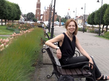 Moteris puošia visų stichijų atspindžiais