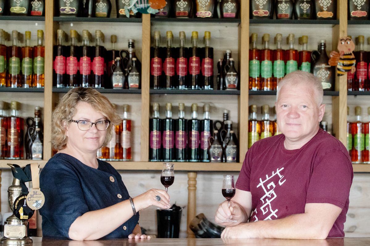 Šušvės pakrantėje šeima atkūrė priešistorinio gėrimo tradiciją