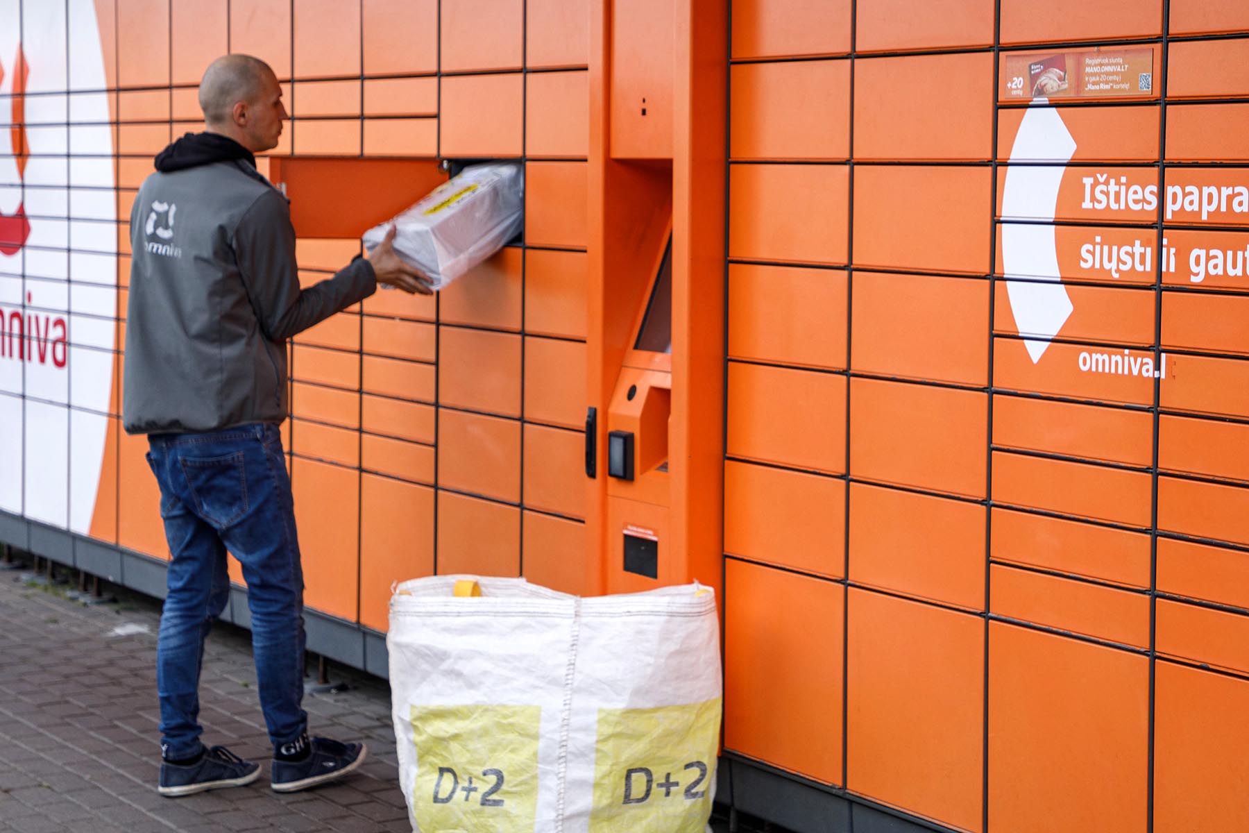 Lato pracowitym okresem dla poczty: coraz więcej paczek do nas i od nas