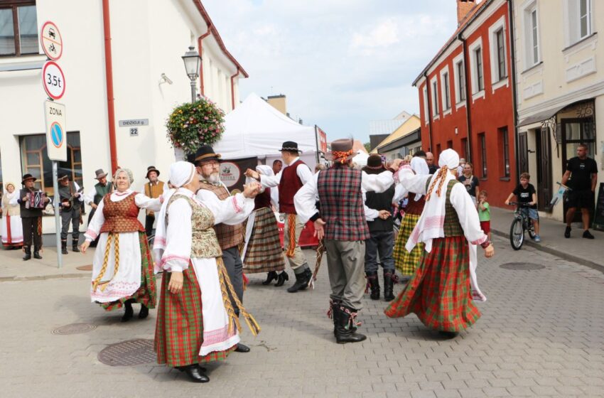 Meilė folklorui nerūdija