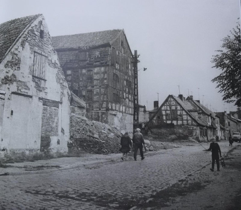 Metų metus gyveno avariniuose namuose