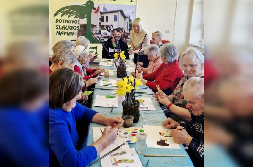 Senjorai kūrė puošmenas Velykų medžiui