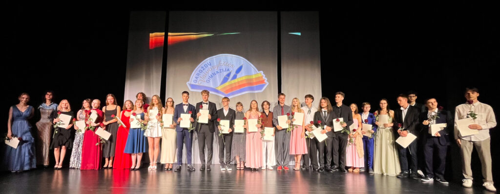 „Vaivorykštės“ gimnazijos džiaugsmas brandos atestatų ceremonijoje: pasiektas aukščiausių įvertinimų rekordas – net 52 šimtukai
