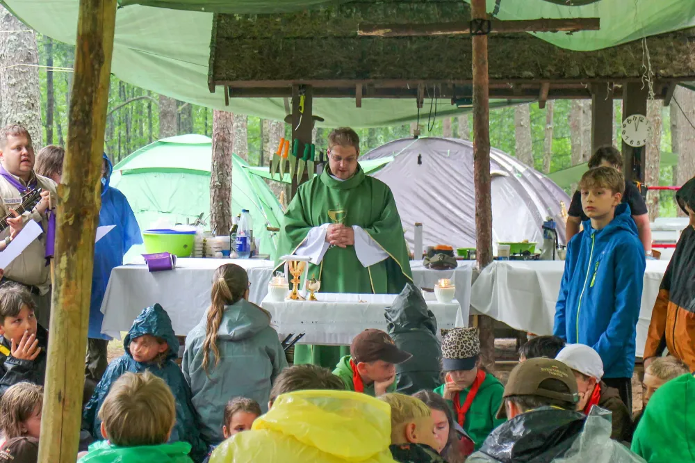 Mišias stovyklose aukojantis kunigas E. Rynkevičius: Jėzus yra taip arti kaip greta sėdintis bičiulis