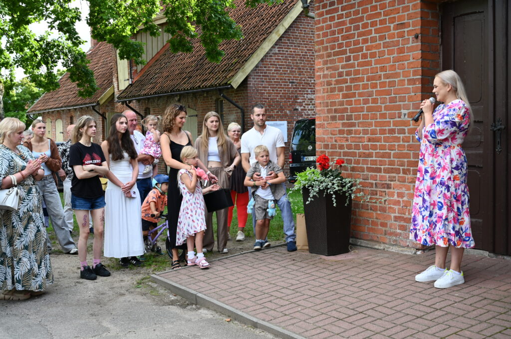 Kūrybiška priekuliškė drobės potėpiuose atvėrė savojo miesto žmonių sielos gelmes