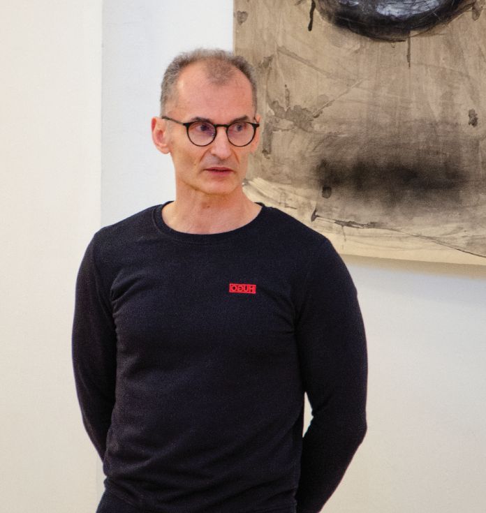 Menas kaip laikysena