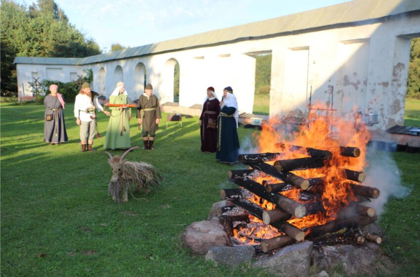 Dotnuviškiai pasinėrė į ritualais apipintą Lygiadienio misteriją
