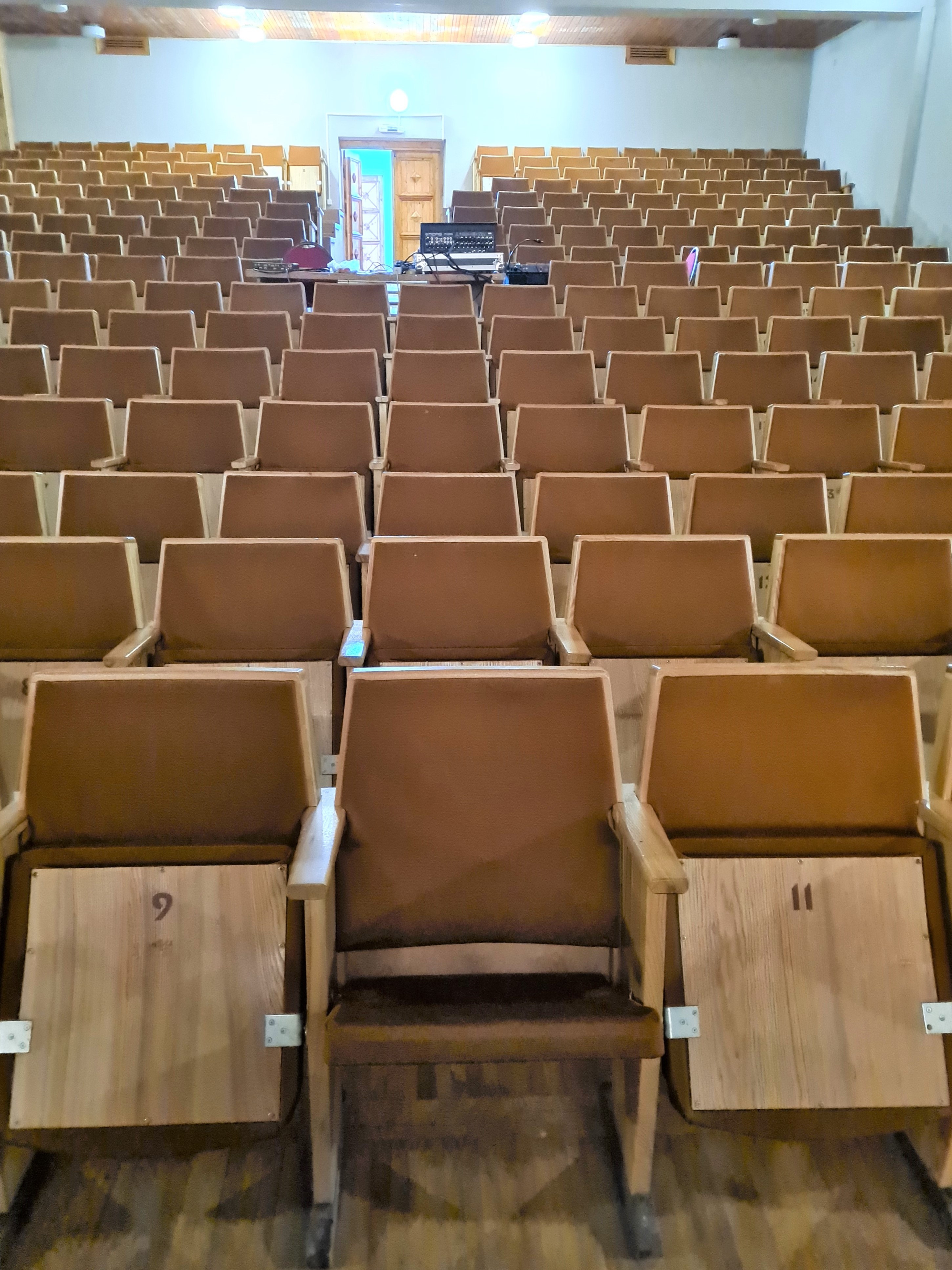 Ryškėnų kultūros centro kėdėms laikas į užtarnautą poilsį