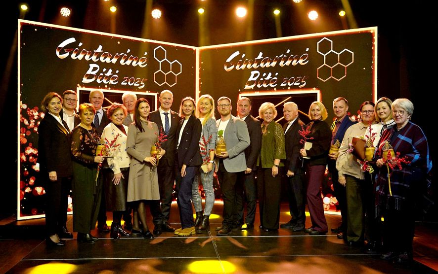 Vakaras, kai skambėjo padėkos: įteiktos „Gintarinės Bitės 2025“