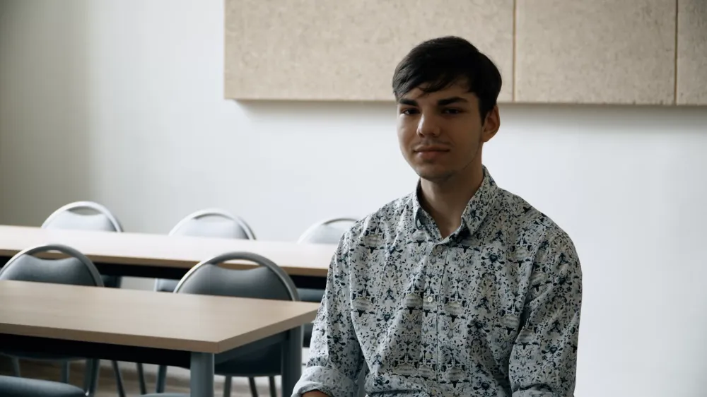 Mokyklą su penkiais šimtukais baigęs Ainis: „Nenoriu, kad žmonės į mane žiūrėtų kaip į smegenis ant kojų“