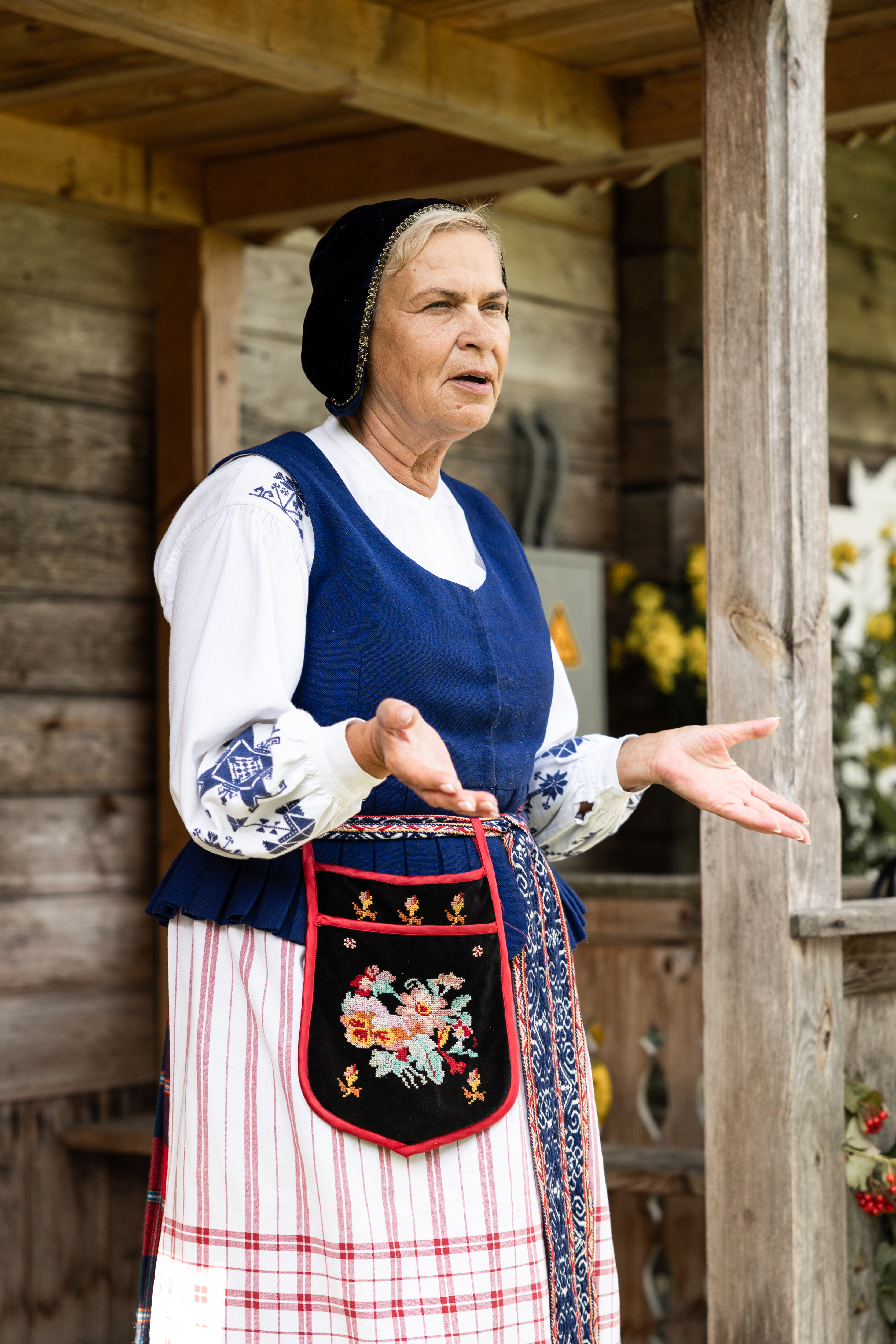 Kai paprotys tampa gyvenimo jungtimi: krikšto tėvų tradicija Lietuvoje