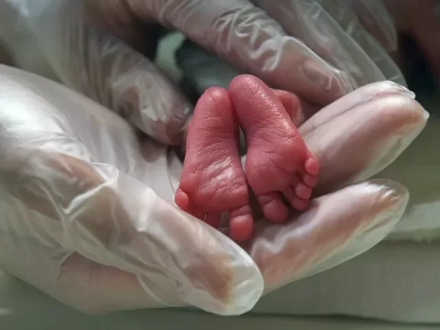 „Valstybė kaltina kitus pati nepasižiūrėdama į veidrodį“: ar pagalbinis apvaisinimas turėtų būti prieinamas nesusituokusiems?