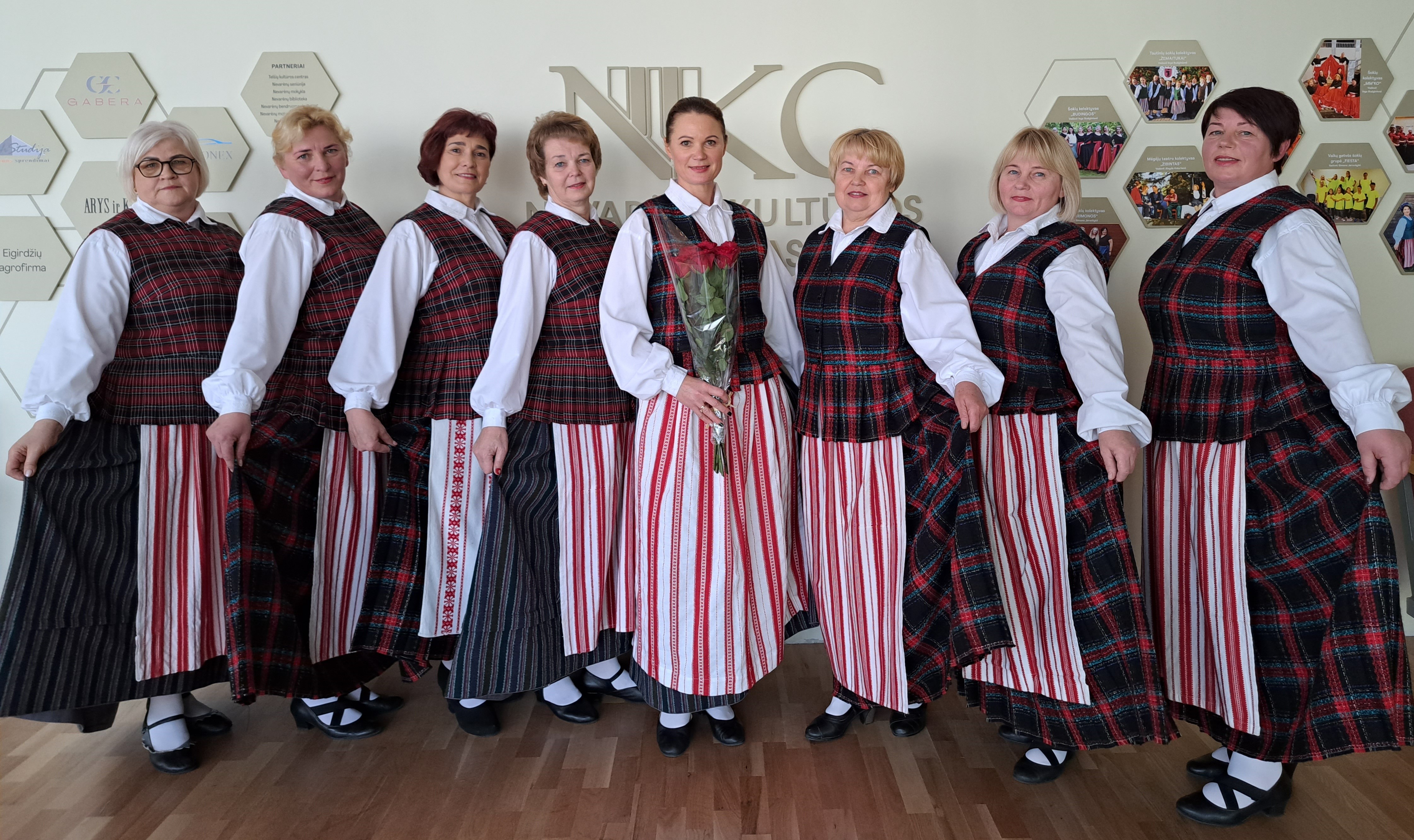 Nevarėnų šokėjos šoka ir jaunėja