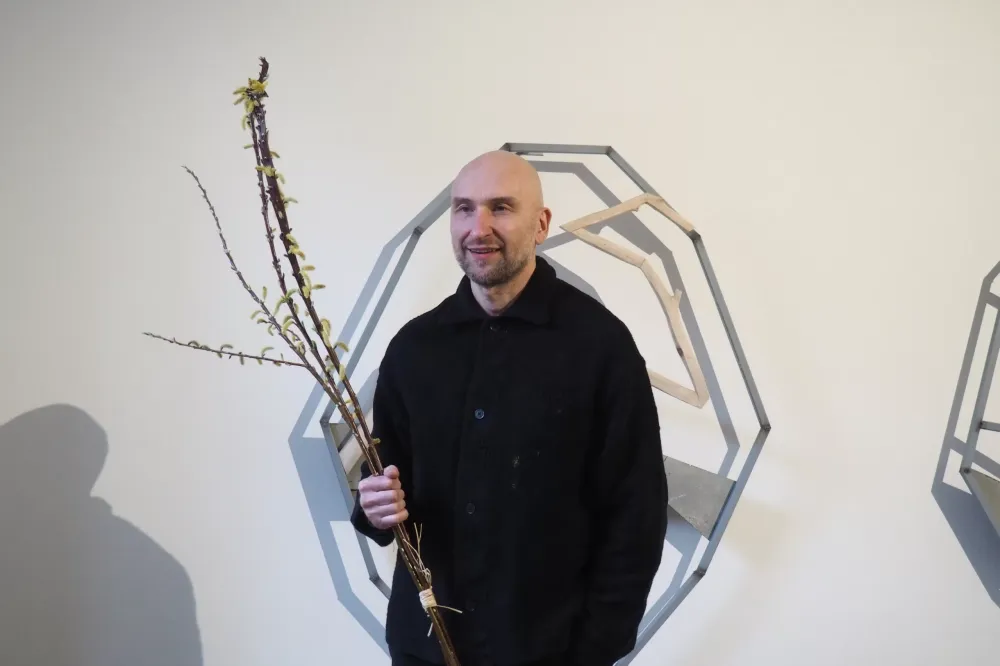 D. Trumpio parodoje – dvi gyvenimo ausys: oda ir dulkės, gyvybė ir irimas