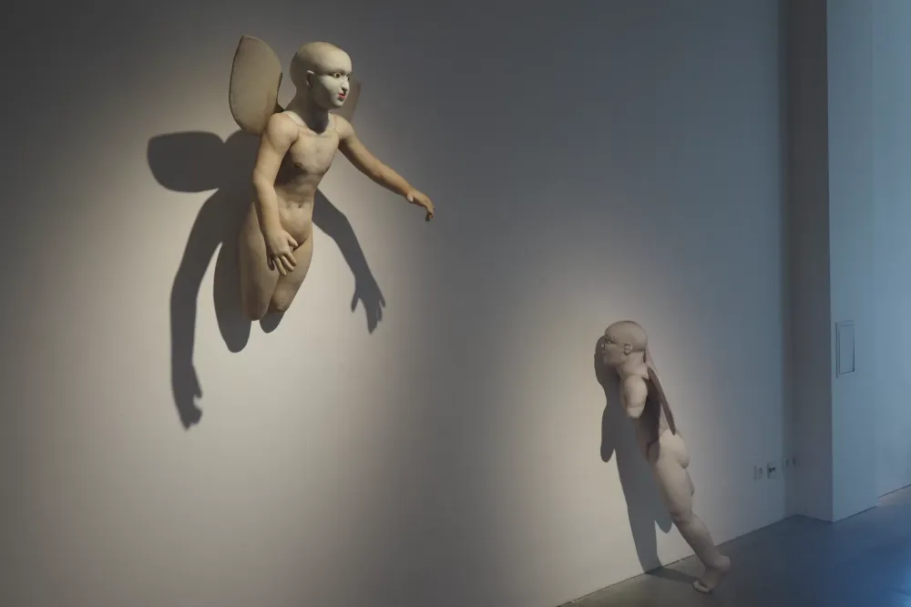 J. Kazakevičiūtės kintantis kūnas ir miško maudynės baltame kube