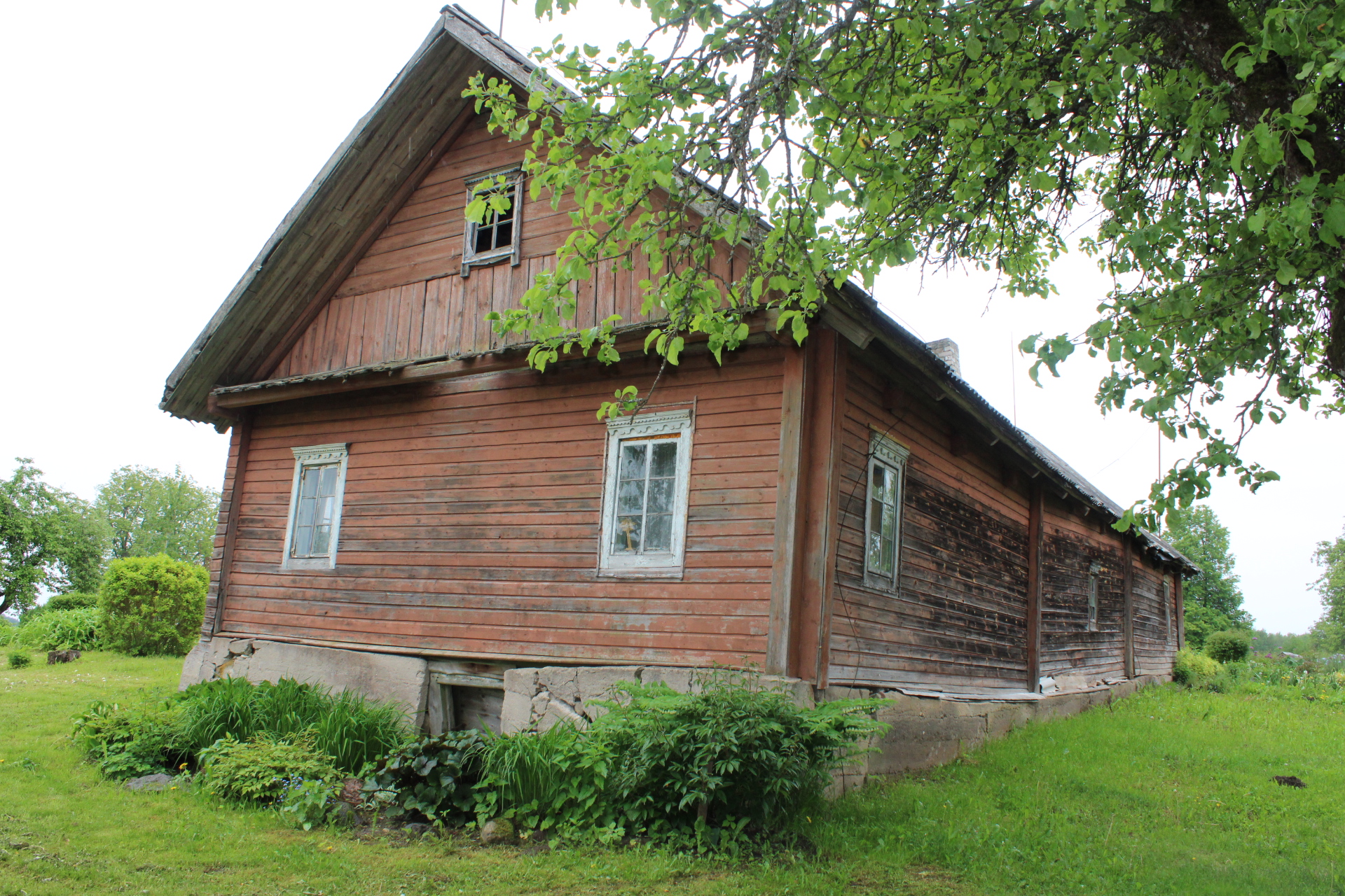 Arklys po šiaudiniu dvaro stogu, karvė, užkištu snukiu, išdegę pelėdų lizdai ir ar kryžių atgaila nuramdė nuplaktų baudžiauninkų sielas