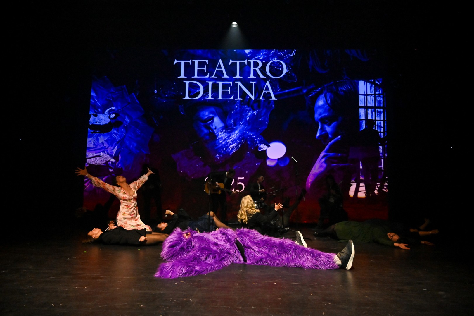 Teatras kaip tarnystė: menui, žiūrovui ar sau