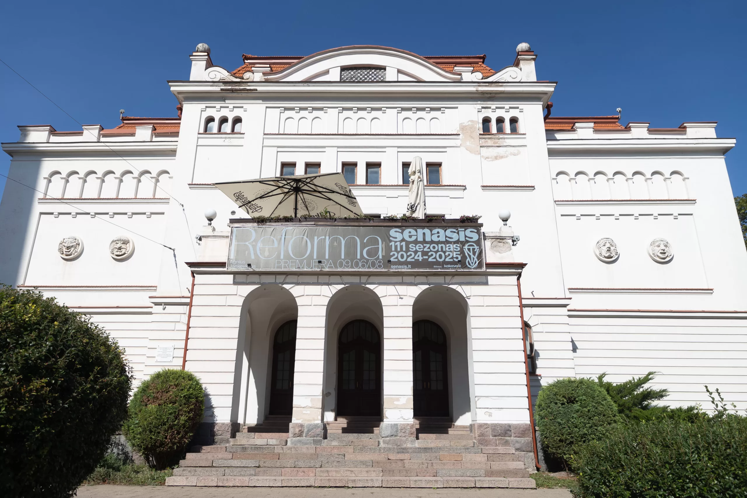 „Mūsų teatrui dabar sunku būti drąsiam“: kokia ateitis laukia Vilniaus senojo teatro?