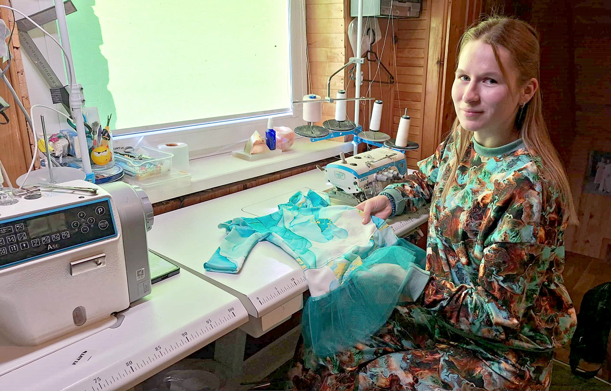 Po ūkio darbų – poilsis prie siuvimo mašinos
