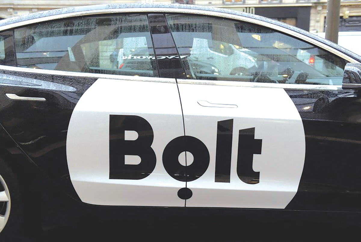 Į pamaldas ateina vos pora žmonių, klebonas ironiškai svarsto imsiąs vairuoti „Bolt“, kad pragyventų