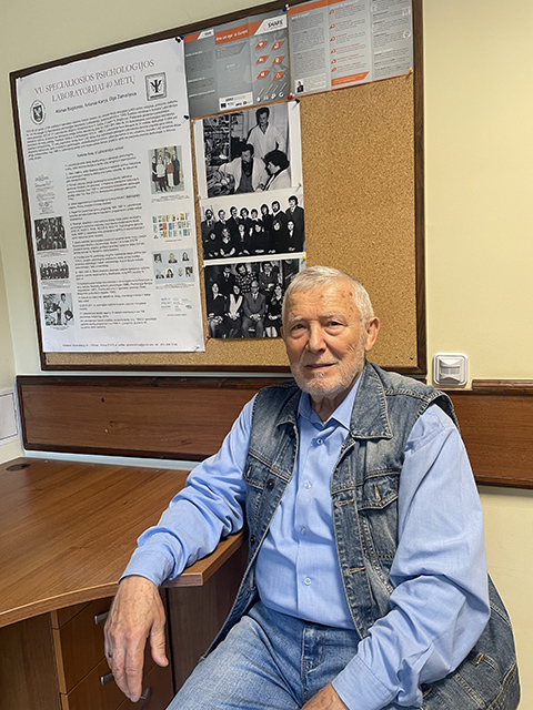 Tėviškės paveikslas – šviesūs potėpiai ir šiek tiek šešėlio