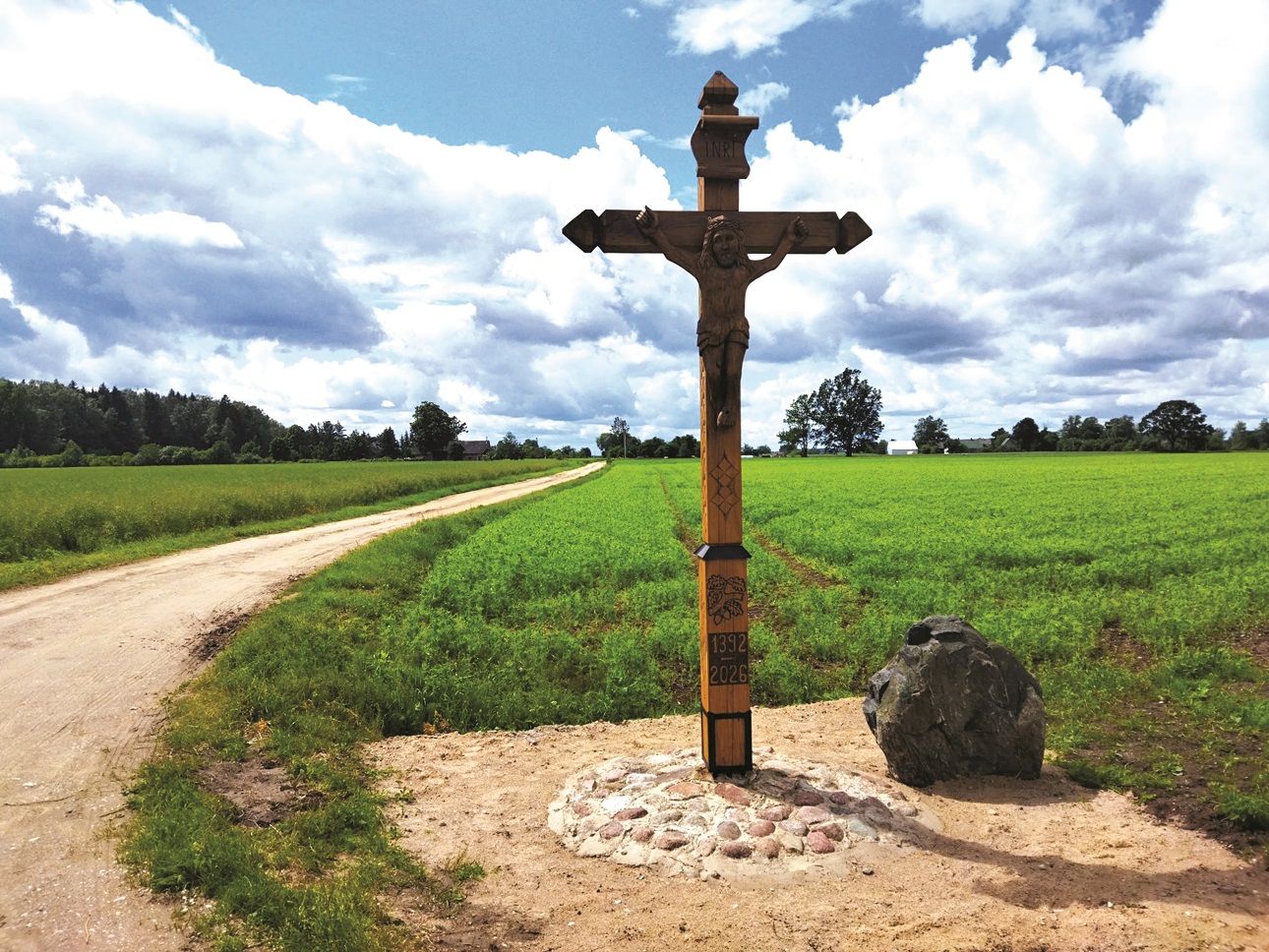 Ant Sarmačinų kaimo kryžiaus – besišypsantis Kristus